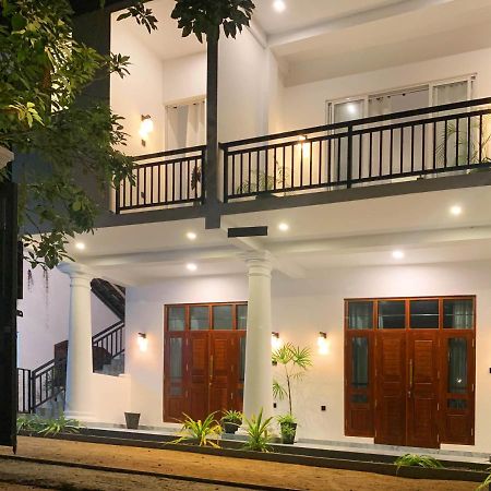 Golden Wave Hotel Ahangama Buitenkant foto