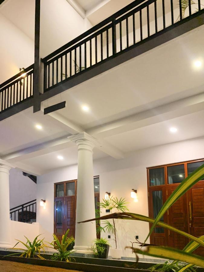 Golden Wave Hotel Ahangama Buitenkant foto